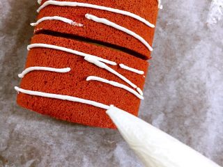 45、红丝绒棉花蛋糕卷,把蛋糕卷切成几段，大小随君意，剩余的奶油装入裱花袋，剪个小口，细细地划拉几根线条