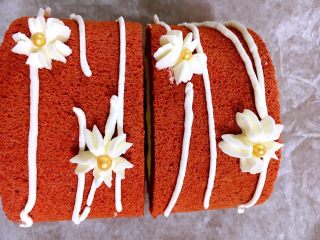 48、红丝绒棉花蛋糕卷,放在小花上做为花芯