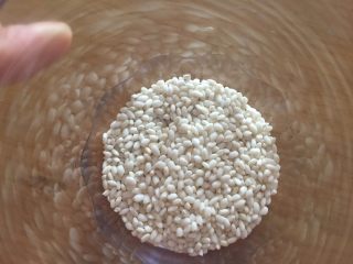 1、定胜糕,将糯米洗净晒干磨成粉。