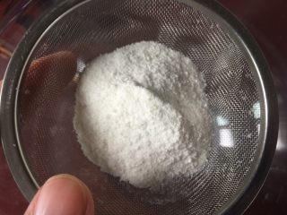 2、定胜糕,将磨好的糯米粉过筛两遍。家里没有料理机的可以直接买粘米粉。