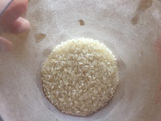 3、定胜糕,再将大米洗净晒干后磨成粉。