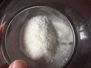 4、定胜糕,将磨好的大米米粉同样过筛两遍。没有料理机干磨功能的,买干糯米粉代替。水磨糯米粉有朋友做过,也是可以的。