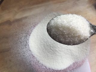 5、定胜糕,加入白糖,搅拌均匀。