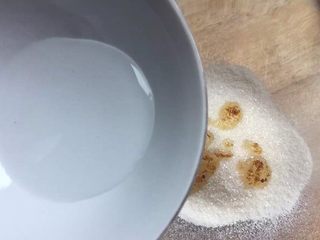 7、定胜糕,加入清水,这里的清水慢慢加,不要一股脑儿全倒了。每个粉的吸水不同。