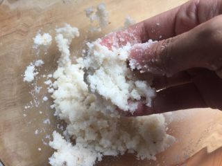 8、定胜糕,清水一边加,一边用手抓匀。一直到粉呈松散的雪花状就停止加水。