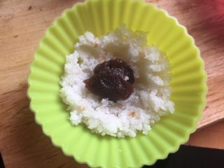 9、定胜糕,先在模具里轻轻铺上一层湿粉,切忌不能压。放上一点豆沙。