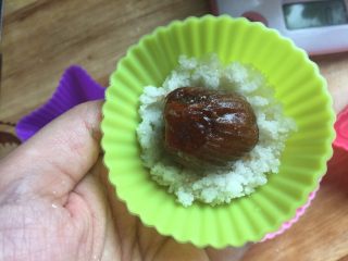10、定胜糕,再放一颗蜜枣,建议蜜枣用很软的蜜枣。一般的蜜枣蒸不软。