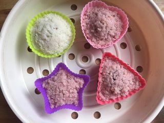 11、定胜糕,最后再填满粉。轻轻的盖上就行。切忌不能压。表面用手抹平就好。