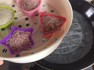 12、定胜糕,放煮开水的锅里,隔水大火蒸15-20分钟。