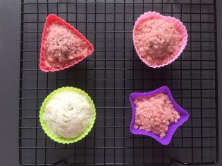 13、定胜糕,不烫手,偏烫的时候脱模最好,趁热吃更好吃哦。