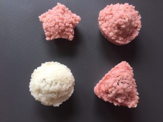 14、定胜糕,成品图就是这样,颜色的是我拌匀的时候加了一点点红曲粉。看到颜色差不多就不加。