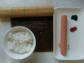 1、超级可爱的火腿肠娃娃寿司,还是老规矩，食材表