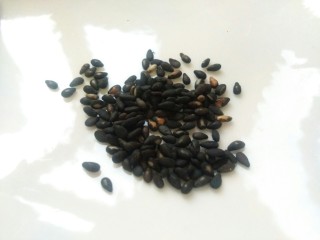 2、超级可爱的火腿肠娃娃寿司,芝麻要熟的哦