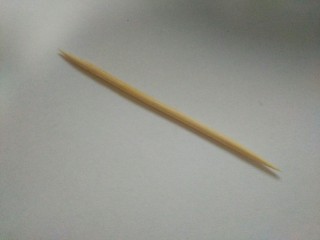 3、超级可爱的火腿肠娃娃寿司,准备一根小牙签，后面装饰用