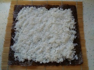 6、超级可爱的火腿肠娃娃寿司,上面放海苔，米饭