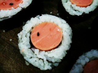 8、超级可爱的火腿肠娃娃寿司,用黑芝麻装饰眼睛