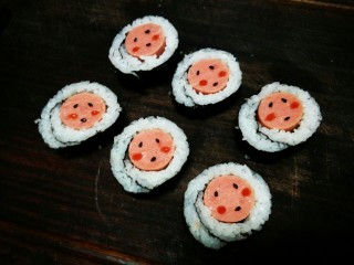 11、超级可爱的火腿肠娃娃寿司,最后成品，超可爱的有木有？