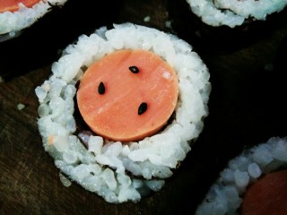 9、超级可爱的火腿肠娃娃寿司,嘴吧