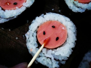 10、超级可爱的火腿肠娃娃寿司,牙签沾取番茄酱，当小娃娃的脸蛋