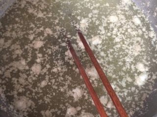 1、香菇鸡汤,把拿回来的鸡腿，洗净，放入锅中，加入凉水，煮开，就可以看到沫沫都出来了