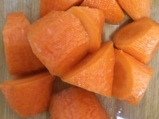 3、香菇鸡汤,萝卜削皮洗净，切成小块备用