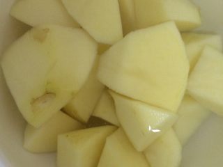 4、香菇鸡汤,土豆削皮洗净切小块备用