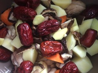 8、香菇鸡汤,把前面准备好的材料放入锅中