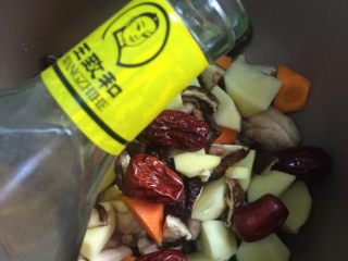 9、香菇鸡汤,倒入料酒