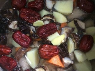 11、香菇鸡汤,倒入开水，水正好掩住之前准备好的材料即可