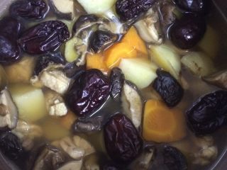 12、香菇鸡汤,40分钟后，一锅香喷喷的养生鸡汤就做好了