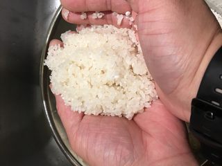 7、握寿司套餐,用手捧起一把米