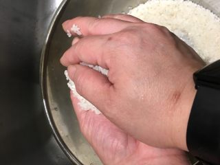 8、握寿司套餐,双手覆盖轻轻搓揉