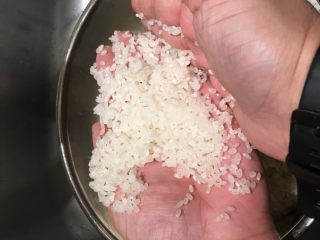 9、握寿司套餐,换一把!继续搓揉!加水!倒掉!搓揉!至少3次换水!