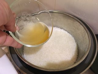 13、握寿司套餐,煮好的饭加入米醋、糖、盐,拌匀松饭后盖闷10分钟.