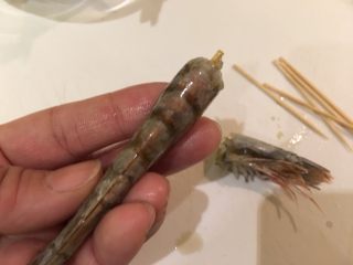 17、握寿司套餐,再用牙签由头至尾的贯穿虾背,撑直虾子