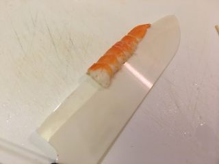 19、握寿司套餐,剥去外壳,由腹部往背部切开虾身