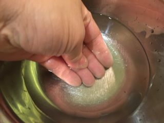 26、握寿司套餐,准备一盆清水,双手沾湿