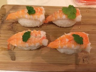 29、握寿司套餐,用香菜叶装饰