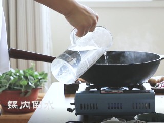 4、卤鸡爪,锅内倒水