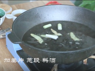 5、卤鸡爪,放葱姜，料酒
