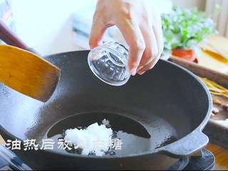 9、卤鸡爪,油热放白糖熬化