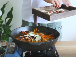 12、卤鸡爪,放入水后加入党参黄芪香料等