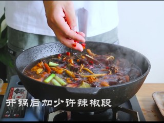 13、卤鸡爪,煮开后放少许辣椒