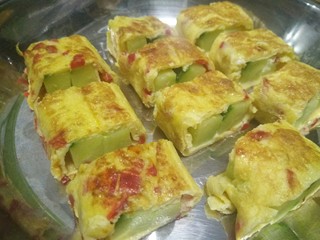 1、韩式蛋卷,先将蛋液顺时针打均匀放入盐少许