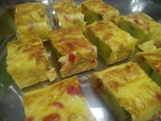 2、韩式蛋卷,搅拌均匀后将红辣椒和葱切丁放入搅拌，再将青瓜切四方长条放在一边呆会儿再用