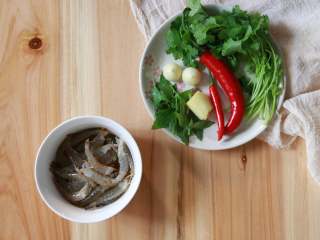 4、腌制冷鲜虾,处理好的虾,以及准备好的配料。辣椒准备了两种,一种是比较辣的,一种不太辣,我各放了辣椒的三分之一左右,辣的程度就看个人平时吃辣习惯来调节。可以吃辣的话,辣一点更好,一方面调味,一方面起到杀菌的作用