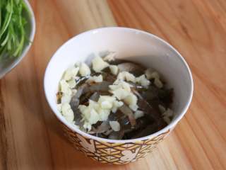 5、腌制冷鲜虾,蒜头切碎,放入容器中