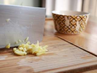 6、腌制冷鲜虾,姜切丝再切成碎