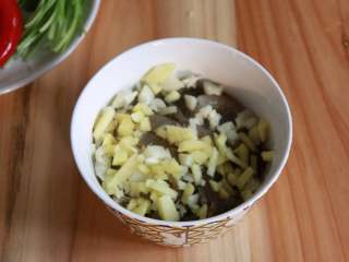 7、腌制冷鲜虾,也放入容器中