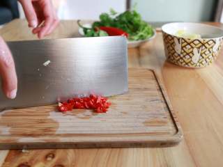 8、腌制冷鲜虾,两种辣椒一起切碎,继续丢进去